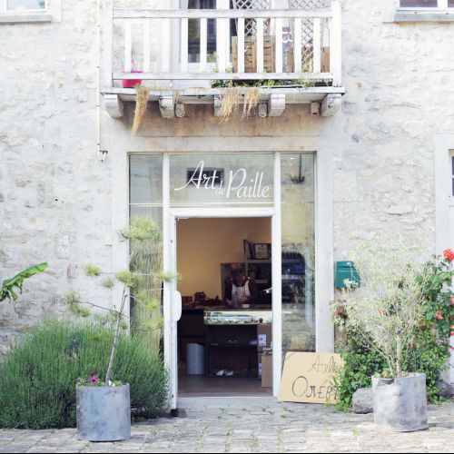 Entrée de l'atelier dans la cour du château de Nemours